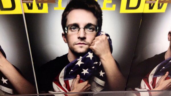Edward Snowden en la portada de la revista Wired - Sputnik Mundo
