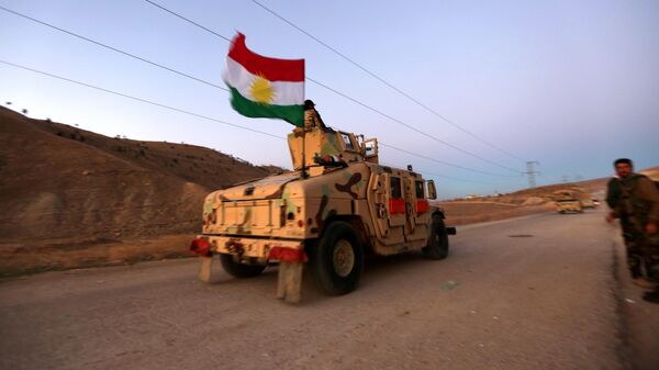 Carro blindado kurdo con la bandera de Kurdistán iraquí - Sputnik Mundo