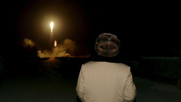 Kim Jong-un, líder de Corea del Norte, mira el lanzamiento de un misil - Sputnik Mundo