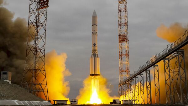 Un misil Protón-M despegando del cosmódromo de Baikonur en Kazajistán - Sputnik Mundo