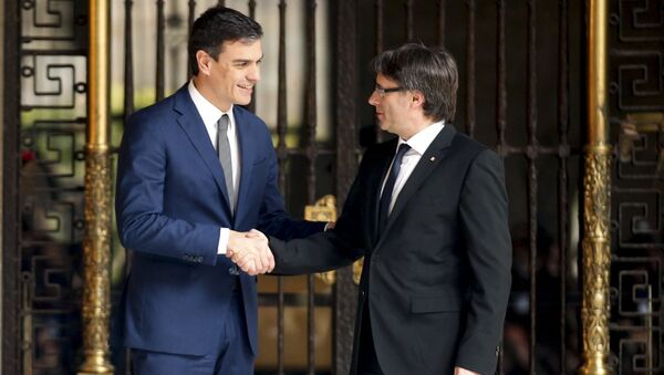 El candidato socialista a la presidencia de España, Pedro Sánchez, y el presidente del Gobierno de Cataluña, Carles Puigdemont - Sputnik Mundo