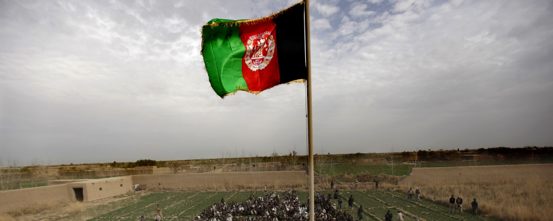 The Afghan national flag is hoisted during an official flag raising ceremony in Marjah on February 25, 2010. - Sputnik Mundo, 1920, 02.11.2021