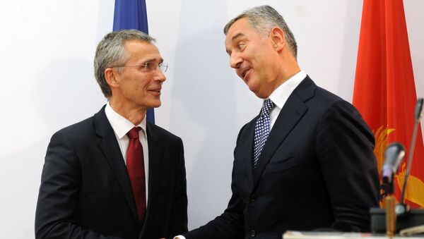 Secretario general de la OTAN, Jens Stoltenberg, y primer ministro de Montenegro, Milo Djukanovic - Sputnik Mundo