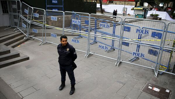 Un policía en el lugar del atentado en Ankara - Sputnik Mundo