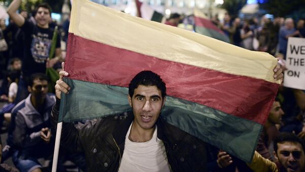 Hombre con una bandera del Partido kurdo de la Unión Democrática de Siria (archivo) - Sputnik Mundo