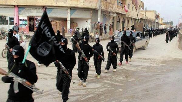 Militantes de Daesh en Raqa (archivo) - Sputnik Mundo