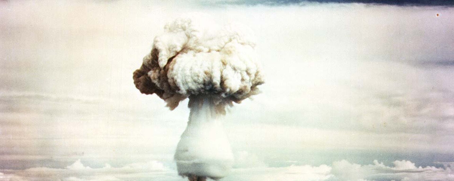 Nube de hongo tras la explosión de una bomba nuclear - Sputnik Mundo, 1920, 31.10.2021