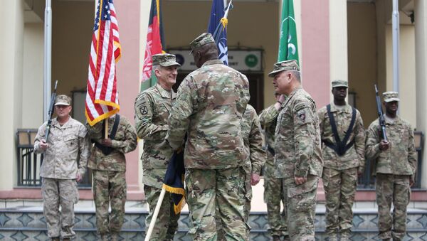 Outgoing Commander of Resolute Support forces and United States forces in Afghanistan, U.S. Army General John Campbell, right, and General Lloyd J. Austin, center give the flag to incoming commander, U.S. General John Nicholson, left, during a change of command ceremony in Resolute Support headquarters in Kabul, Afghanistan, Wednesday, March 2, 2016. - Sputnik Mundo