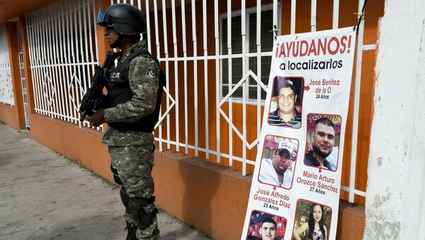 Pancarta con las imágenes de los jovenes desaparecidos en México (archivo) - Sputnik Mundo