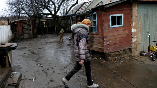 Una mujer en la región de Donetsk - Sputnik Mundo