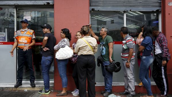 Venezolanos guardan turno frente a supermercado - Sputnik Mundo