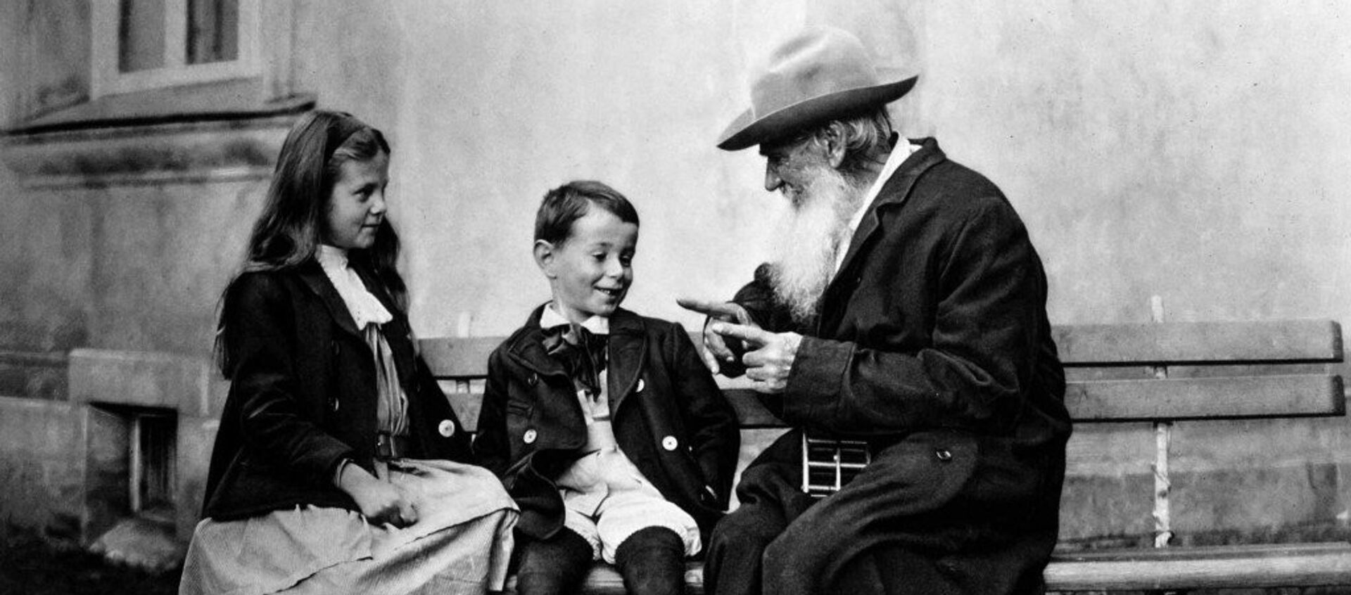 León Tolstói (dcha.) con sus nietos - Sputnik Mundo, 1920, 19.03.2016