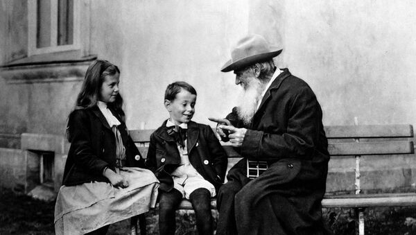 León Tolstói (dcha.) con sus nietos - Sputnik Mundo
