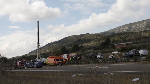 Emergency and rescue teams work at the scene of a traffic accident in Freginals, Spain - Sputnik Mundo