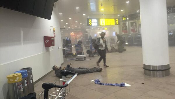 La gente en el lugar del atentado en el aeropuerto de Bruselas - Sputnik Mundo