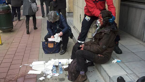 Una persona herida en el lugar del atentado en Bruselas - Sputnik Mundo