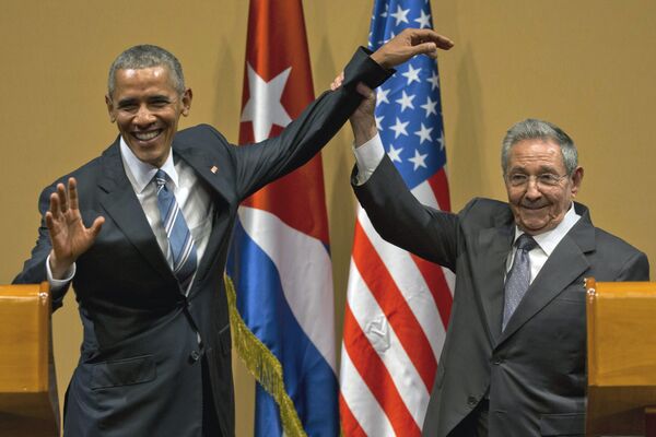 Raúl Castro, presidente cubano, levanta la mano de Barack Obama, presidente de EEUU Raúl Castro, presidente cubano, levanta la mano de Barack Obama, presidente de EEUU - Sputnik Mundo