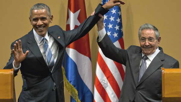 Raúl Castro, presidente cubano, levanta la mano de Barack Obama, presidente de EEUU - Sputnik Mundo