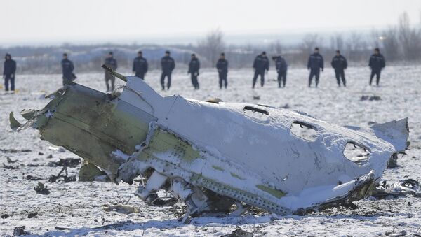 Emergencies Ministry members work at the crash site of a Boeing 737-800 Flight FZ981 operated by Dubai-based budget carrier Flydubai, at the airport of Rostov-On-Don - Sputnik Mundo