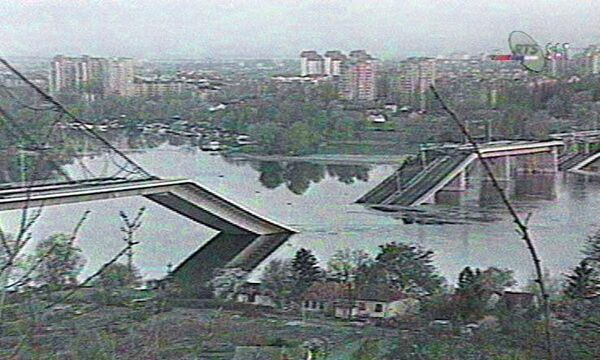 Imagen de televisión serbia muestra un puente sobre el Danubio que fue destruido por aviones de la OTAN en abril de 1999 Imagen de televisión serbia muestra un puente sobre el Danubio que fue destruido por aviones de la OTAN en abril de 1999 - Sputnik Mundo