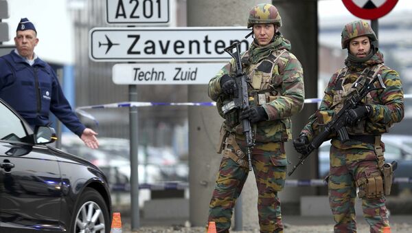 Soldados belgas en el aeropuerto de Bruselas, donde se produjeron dos explosiones el 22 de marzo de 2016 - Sputnik Mundo