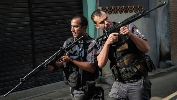 PM militarized police personnel patrol the Chuveirinho favela after an exchange of fire between traffickers and police in the Alemao shantytown complex in Rio de Janeiro, Brazil, on March 24 , 2015 - Sputnik Mundo