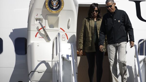 El Presidente de EEUU, Barack Obama, y la primera dama Michelle, bajan del avión presidencial en Bariloche, Argentina, 24 de de marzo de 2016 - Sputnik Mundo
