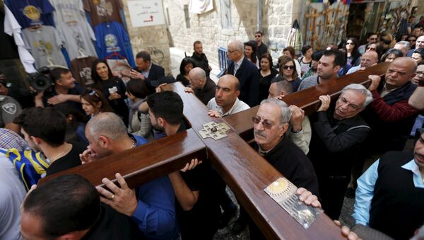 Peregrinos llevan una cruz durante la celebracion de Viacrucis en Jerusalén - Sputnik Mundo