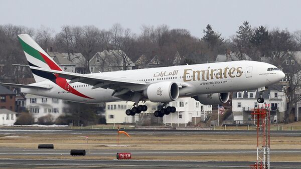 Avión de la compañía Emirates Airlines - Sputnik Mundo