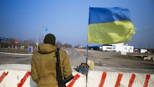 Bandera de Ucrania en la frontera con Crimea (archivo) - Sputnik Mundo