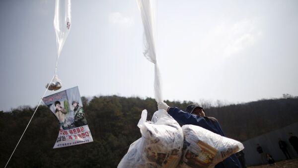 Park Sang-Hak holds a balloon containing leaflets denouncing North Korean leader Kim Jong Un in Paju - Sputnik Mundo