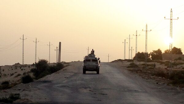 Vehículo militar egipcio en la península de Sinaí - Sputnik Mundo