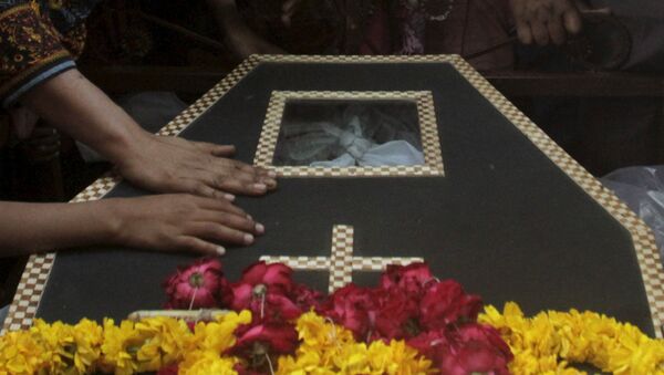Enterramiento de la víctima del atentado en Lahore - Sputnik Mundo