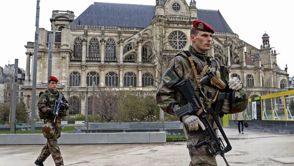 French army paratroopers walk near Saint-Eustache church as they patrol in Paris, France, March 30, 2016 as France has decided to deploy 1,600 additional police officers to bolster security at its borders and on public transport following the deadly blasts in Brussels. - Sputnik Mundo