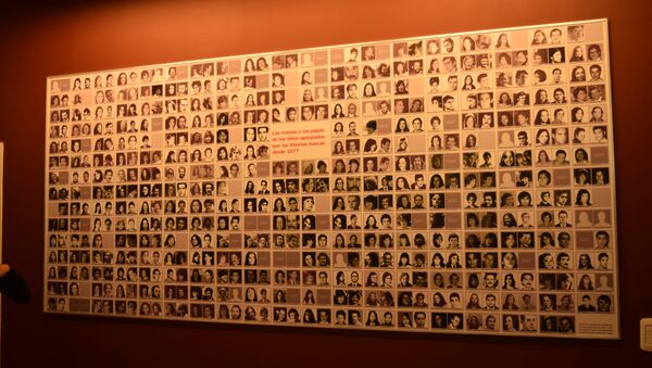Mural en la Casa por la Identidad con imágenes de padres y madres desaparecidos durante la última dictadura militar argentina - Sputnik Mundo