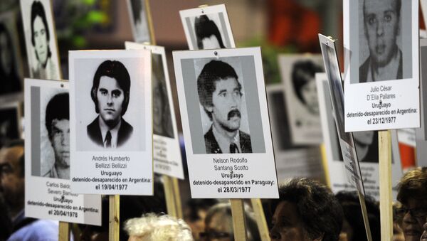 Thousands of Uruguayans take part in the 20th March of Silence --the most well-attended so far-- in memory of missing people during the military dictatorship (1973-1985), in Montevideo on May 20, 2015. - Sputnik Mundo