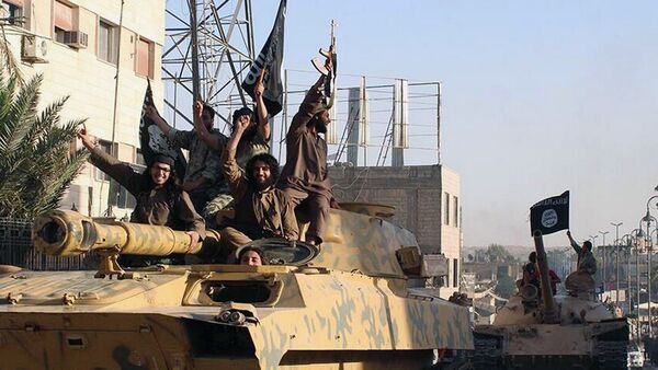 Militantes del Daesh en Raqa, Siria (archivo) - Sputnik Mundo