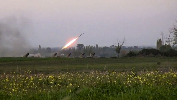 Fuerzas azeríes disparan cohetes contra posiciones armenias en Nagorno Karabaj - Sputnik Mundo