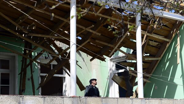 Edificio destruido durante los combates en Nagorno Karabaj - Sputnik Mundo
