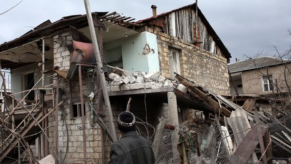Un edificio destruido en Nagorno Karabaj - Sputnik Mundo