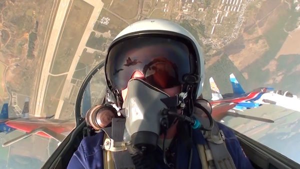 El piloto del legendario equipo de acrobacia aérea ruso, Russkie Vitiazi - Sputnik Mundo