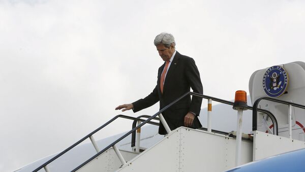 John Kerry, secretario de Estado de EEUU, en el aeropuerto internacional de Kabul - Sputnik Mundo