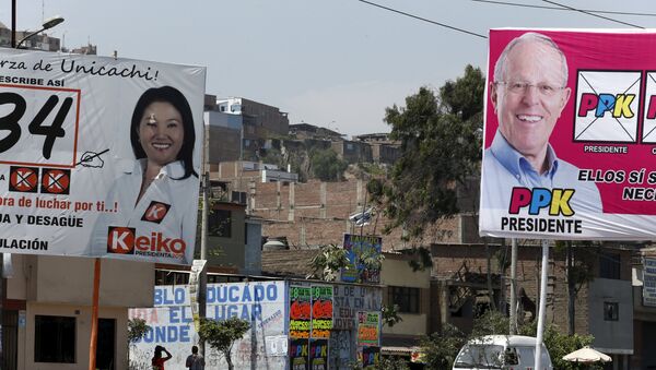 Electoral posters of Peru's presidential candidates Keiko Fujimori of 'Fuerza Popular' party and Pedro Pablo Kuczynski of 'Peruanos Por El Cambio' party are seen in Villa Maria del Triunfo on the outskirts of Lima, Peru - Sputnik Mundo