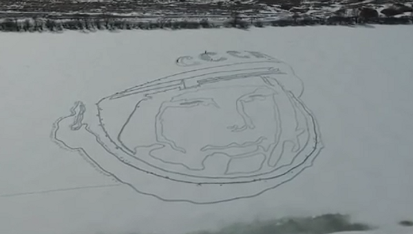 Un retrato gigante de Gagarin apareció en la superficie de un lago congelado - Sputnik Mundo