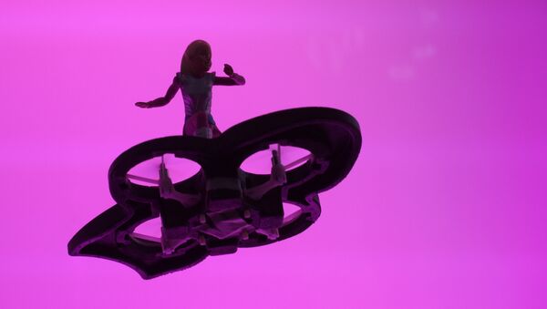 Una muñeca Barbie sobre un hoverboard improvisado - Sputnik Mundo