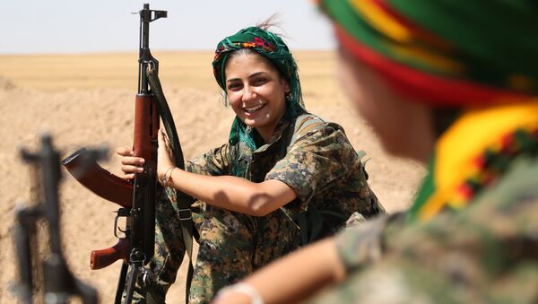 Mujeres combatientes de la Unidad de Protección Popular Kurda (YPG) durante un reposo en una ciudad del noroeste de Siria, 4 de septiembre, 2015 - Sputnik Mundo