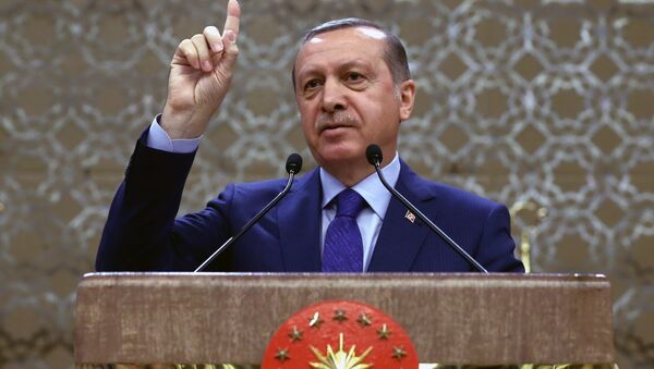 Turkish President Recep Tayyip Erdogan addresses a meeting of local administrators in Ankara, Turkey, Wednesday, April 6, 2016 - Sputnik Mundo