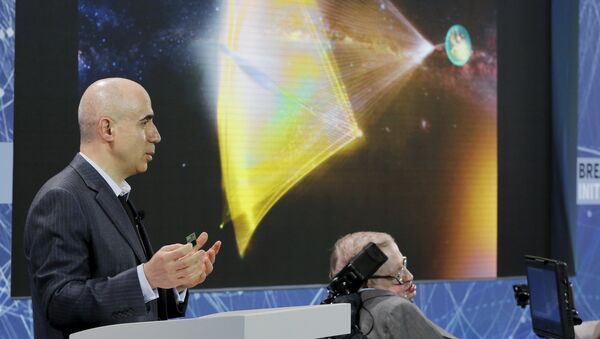 El inversor ruso, Yuri Milner, y el astrofísico Stephen Hawking - Sputnik Mundo