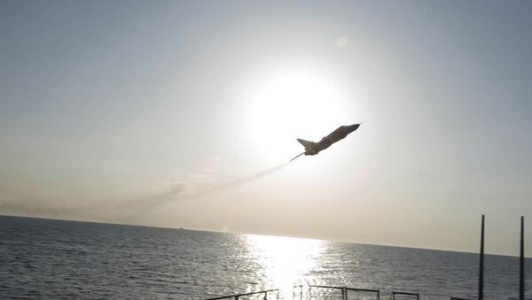 Los pilotos del Su-24 ruso hacen una maniobra cerca del buque estadounidense USS Donald Cook - Sputnik Mundo