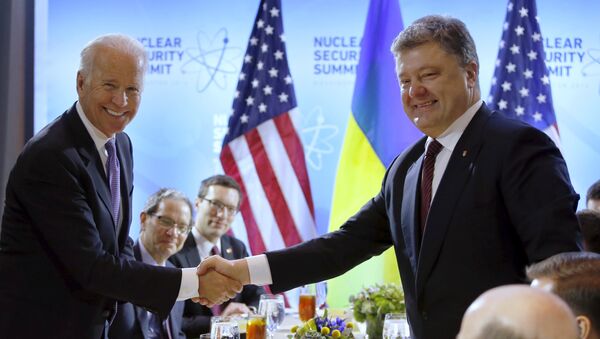 Joe Biden, vicepresidente de EEUU, y Petró Poroshenko, presidente de Ucrania - Sputnik Mundo